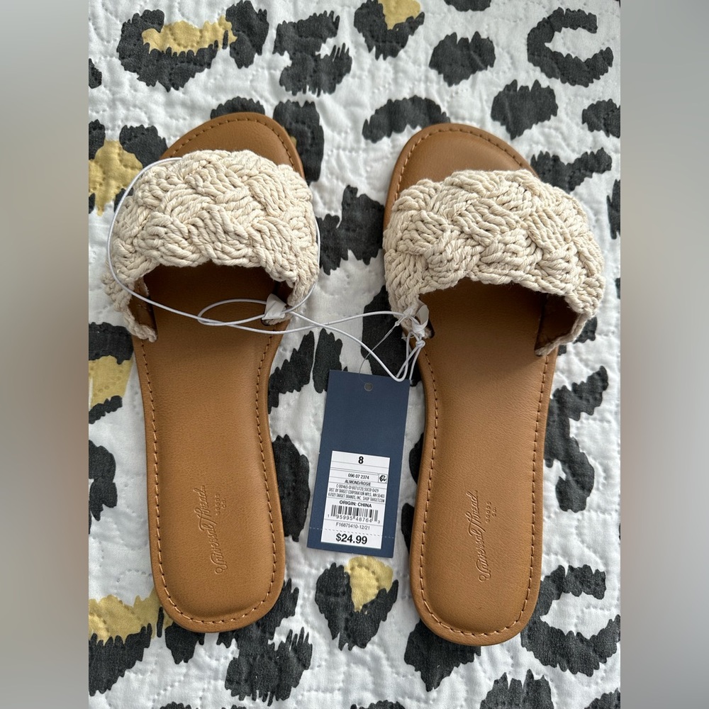 NWT Universal Thread Sandals